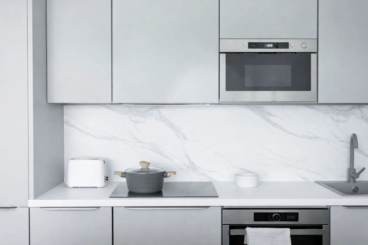 Warm white kitchen with a stone worktop